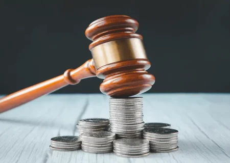 martelo-de-juiz-com-moedas-24042023-1024x576