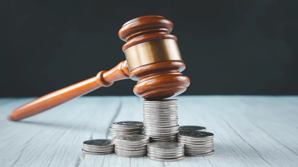 martelo-de-juiz-com-moedas-24042023-1024x576